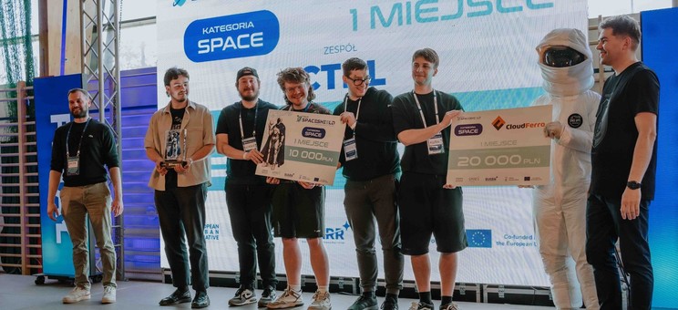 Studenci Koła Naukowego Machine Learning podczas ceremonii wręczania nagród, 